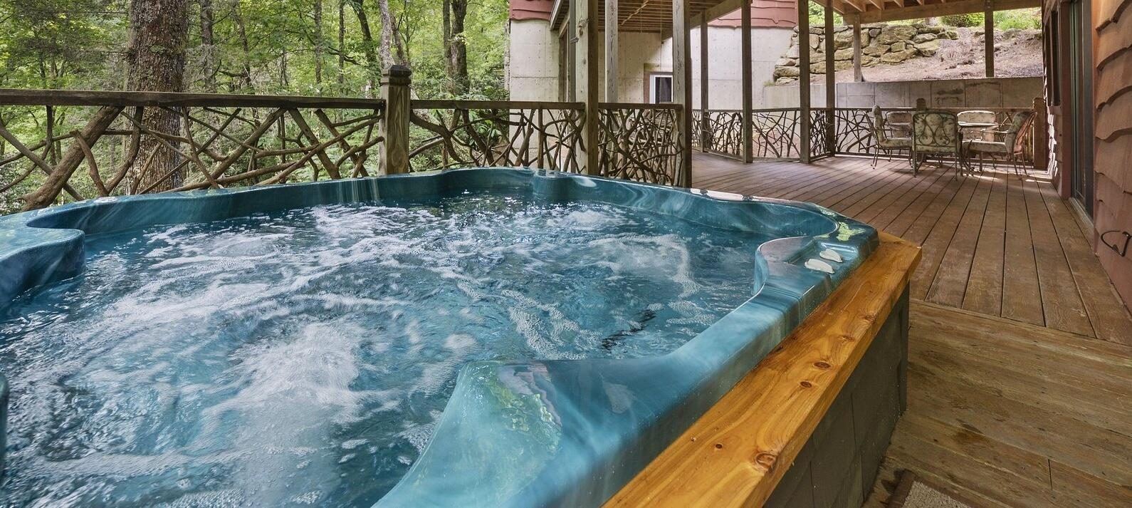 Hot tub on the deck at Lotts of Sky