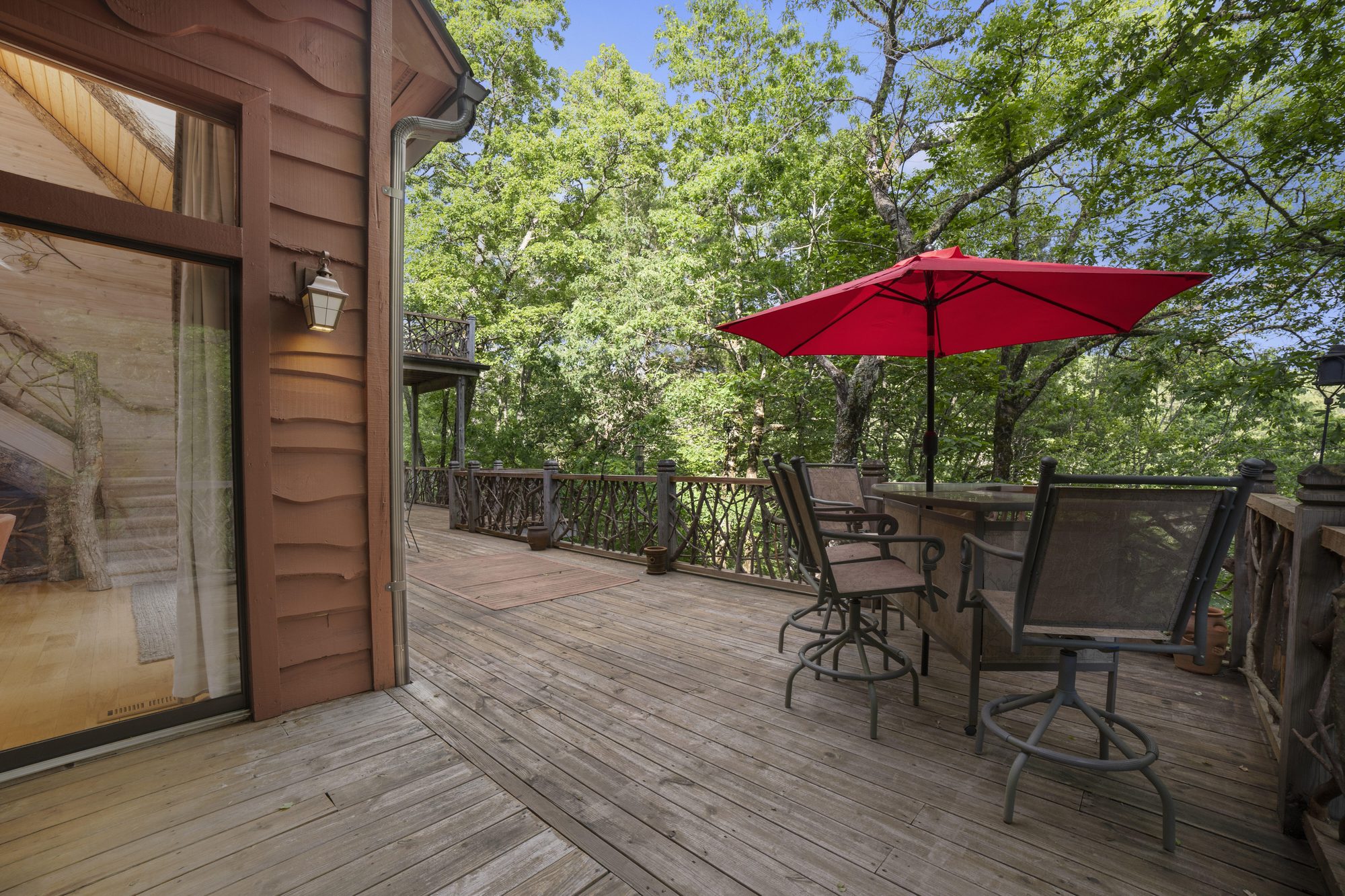 Upper covered deck wrapping the main house